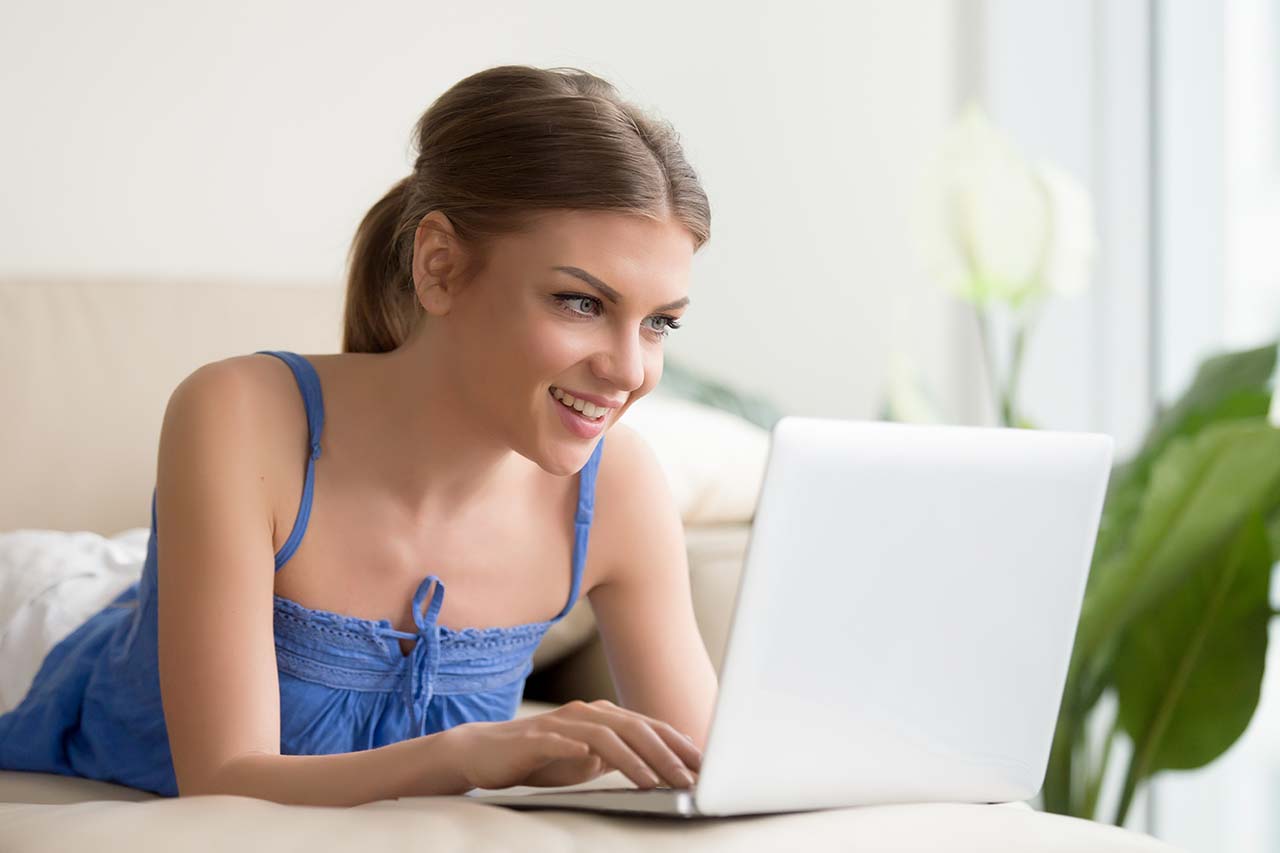 sugar baby chatting with sugar daddy online